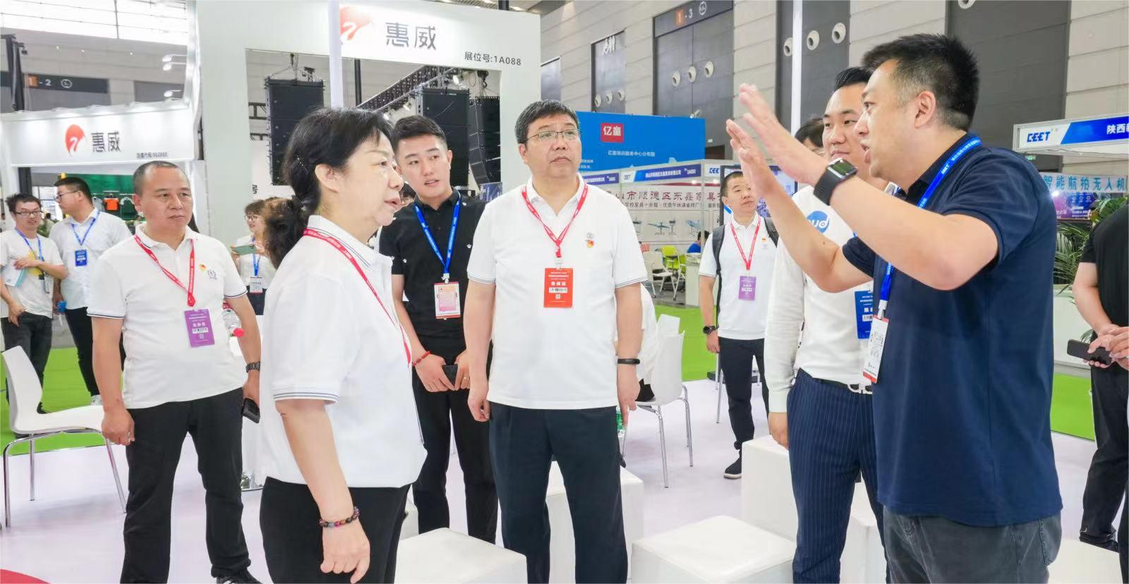 多位領(lǐng)導(dǎo)親臨清聽聲學(xué)展位，全面了解安靜操場(chǎng)、教學(xué)音響等教育體系產(chǎn)品。