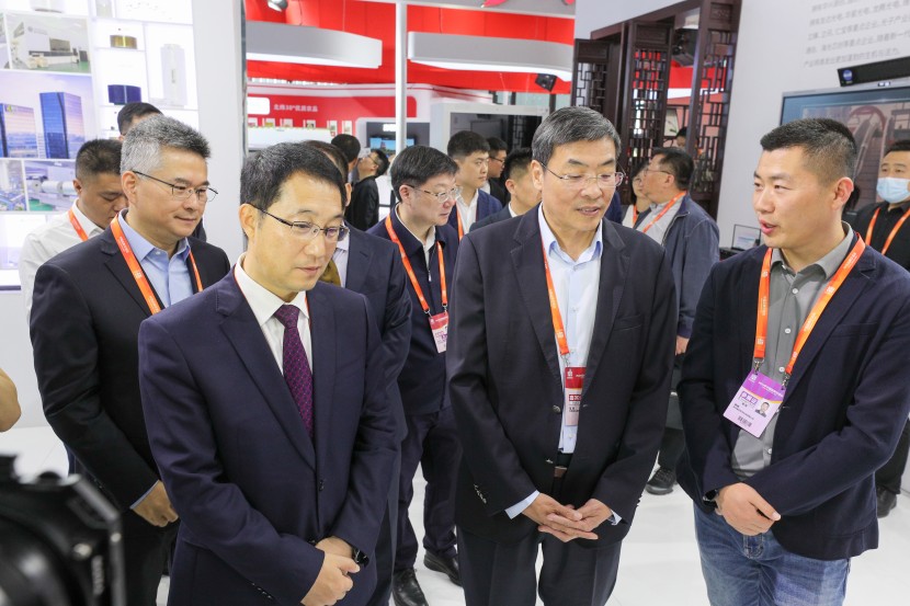 江蘇省委常委、常務副省長馬欣，蘇州市委副書記、市長吳慶文參觀清聽聲學展區